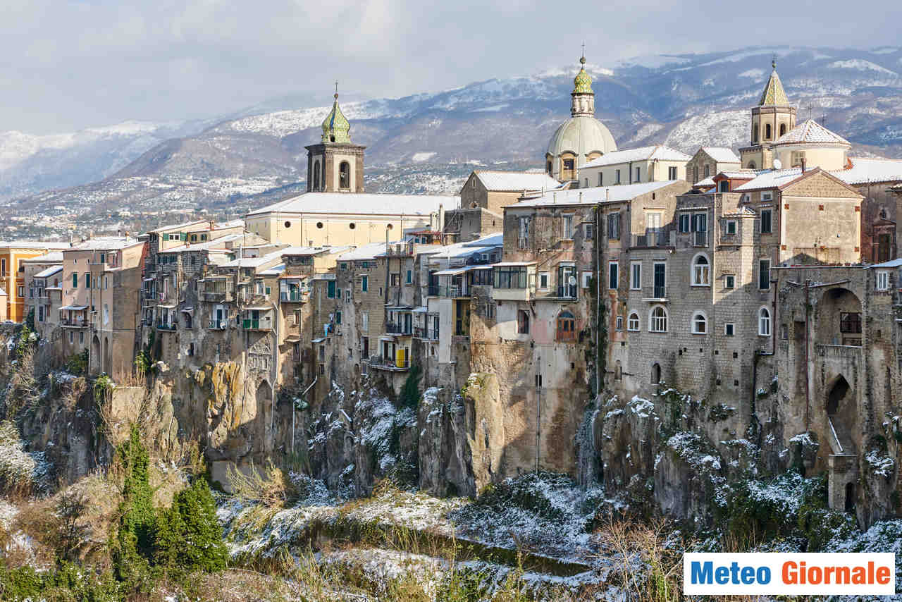 La neve potrebbe cadere a quote medio basse anche nel Centro e Sud Italia.