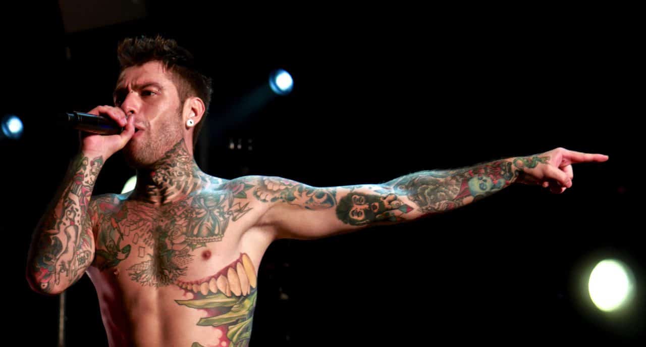 Fedez durante un concerto.